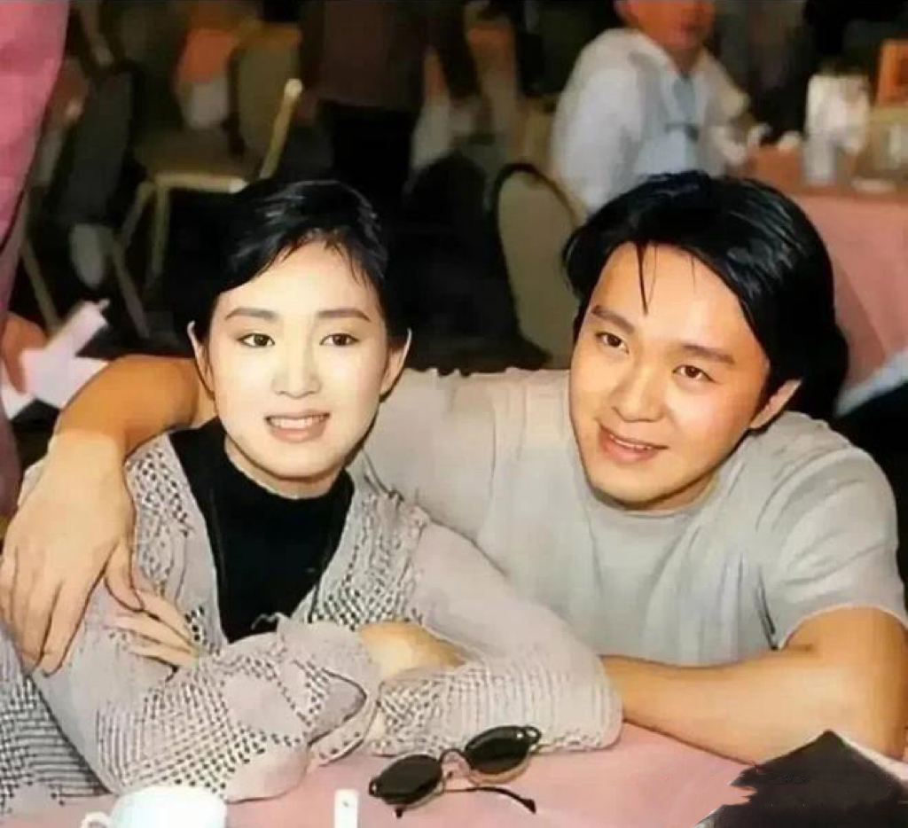 1993年，周星驰和巩俐的合影照片，两人当时在合作拍摄《唐伯虎点秋香》，除此以外