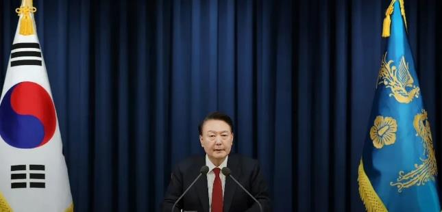 据韩联社报道，韩国国会12月10日通过要求迅速逮捕总统尹锡悦等人的决议案。

当