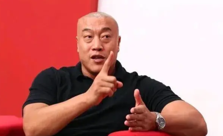现在球员躺在舒适区不肯出去，马健给出如下解决办法：
1、降低顶薪。由现在的600