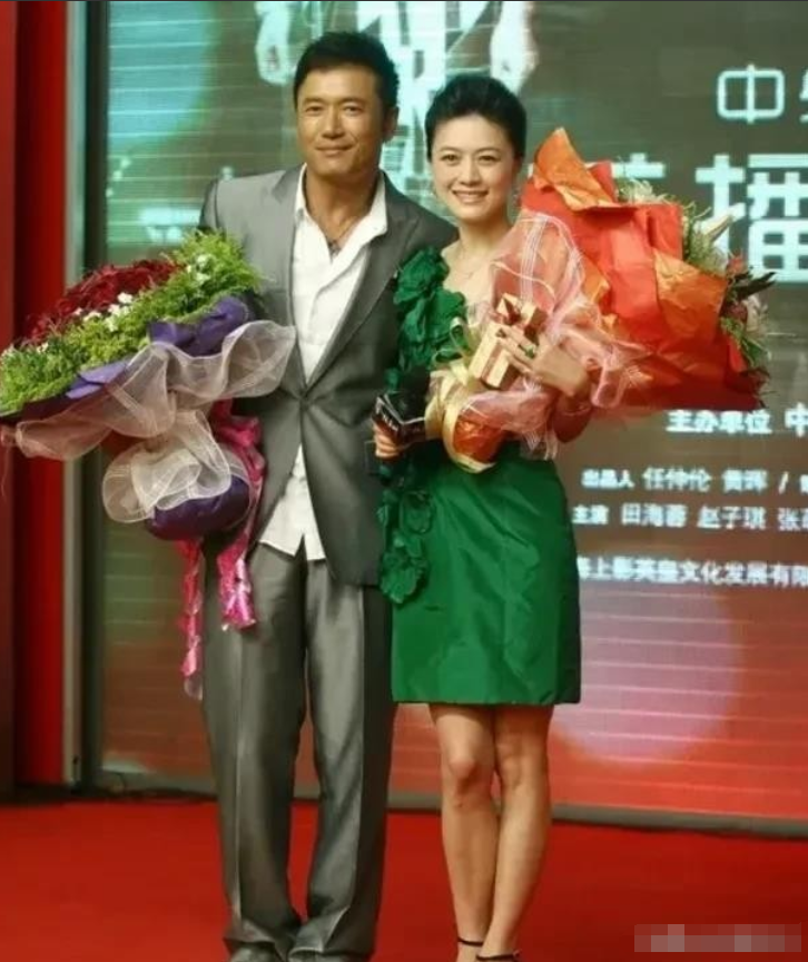 左边这一位是苗侨伟，他年轻时候长得不是特别的帅，但越老了却越帅气，男人味十足。