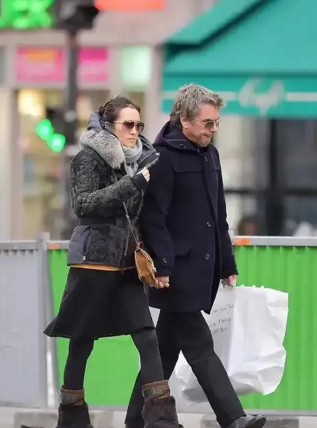 和陈婷一比，巩俐太幸福了吧！
你看：
张艺谋陪妻子陈婷去买了一双鞋，提了包转头就