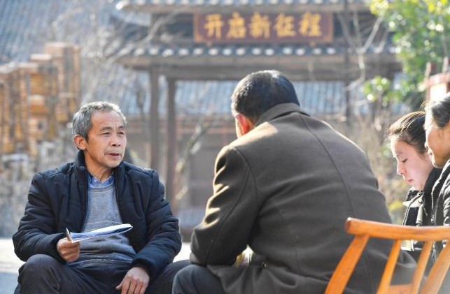 修路出意外村干部自责村民宽慰

                        