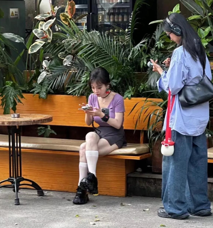 镜头外的冯提莫，看来网红还是经不住路人的镜头啊