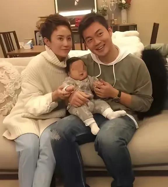 原来，他俩也是姐弟恋，相差11岁呢。能看出妻子比丈夫大不少。俩人都是开心麻花的签