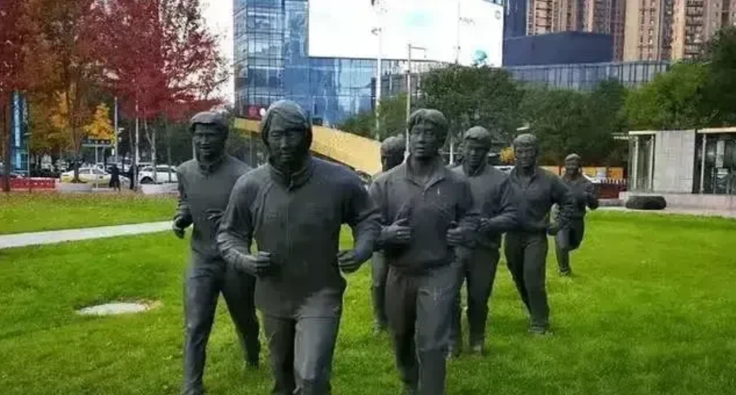 有网友问，李铁的塑像怎么处理好？
答，有两种方案：

第一个，拆除不商量，人都进