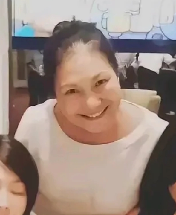 细看大s妈妈和奶奶确实不是一路人
大s奶奶看着很有涵养像个读书的女人
大s妈妈是