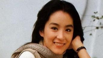 70岁林青霞美得惊艳！素颜无滤镜不染不整，与刘晓庆形成鲜明对比