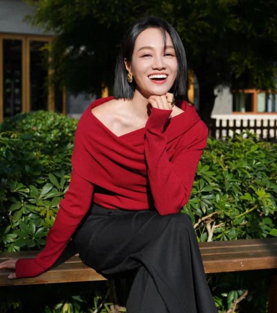 朱丹从主持人跨界演艺圈，一路努力成长，给观众留下深刻印象。近日，她分享最新美照，