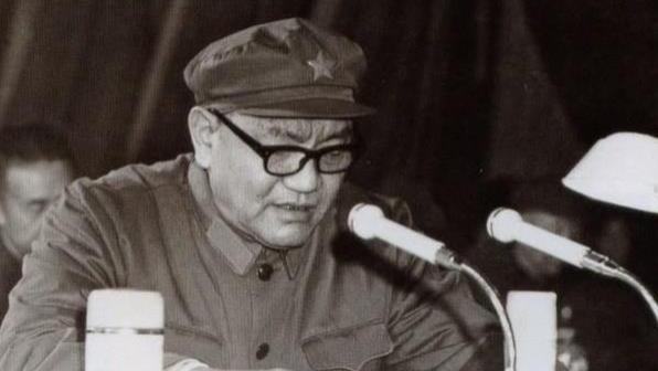 一少将回乡探亲，却发现哥哥正要出门要饭，当地官员却是油光满面
