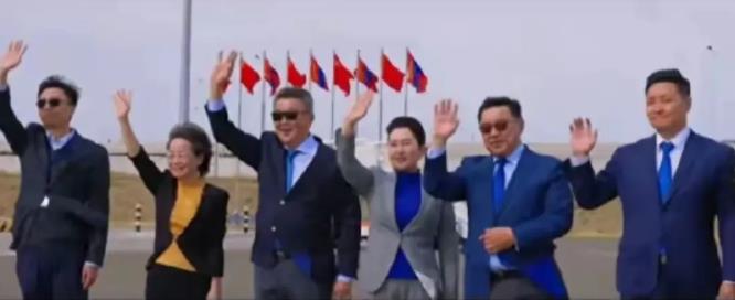 “蒙古国外交圈炸了！普京刚走，中国贵宾就到，美女外长忙成‘超级女战士’！”

这