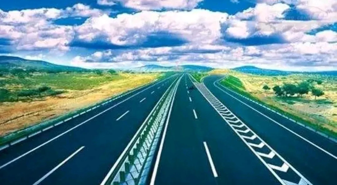 高速公路服务区加油是不是应该取消油价里面养路费部分！高速公路属于封闭式管理，在高