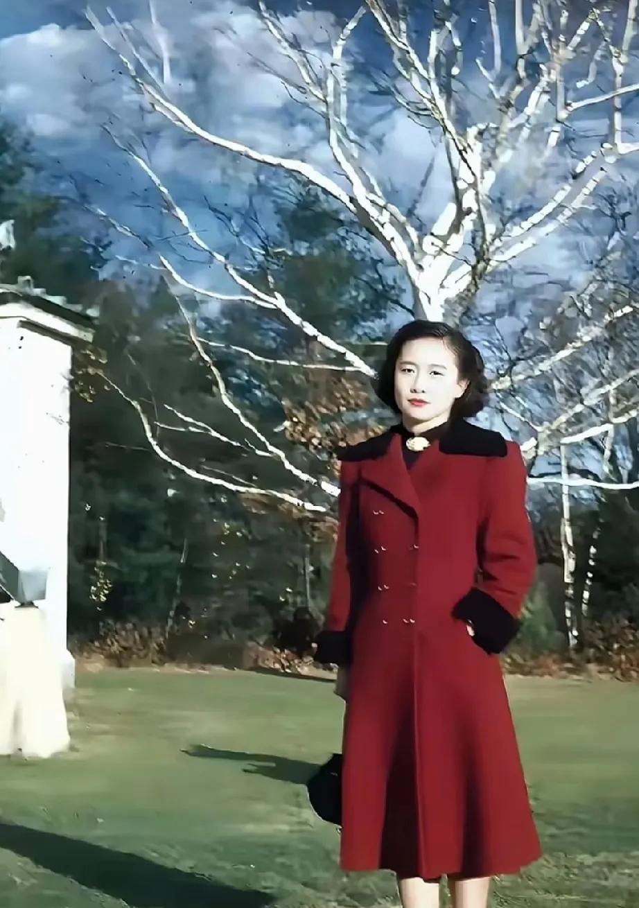 这是杨振宁前妻杜致礼年轻时的一张照片，长像漂亮，气质高雅，出身名门，在那个很多人