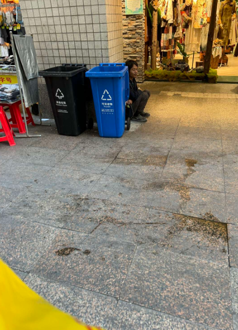 花了两百块钱给流浪汉，我买了一件衣服和吃的喝的给他，他吃垃圾桶里的垃圾还冷的瑟瑟