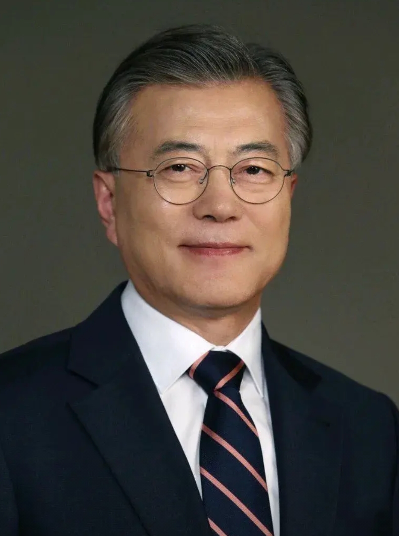 韩国前总统文在寅的4个家庭成员如下∶

1、太太∶金正淑，今年70岁，是一名声乐