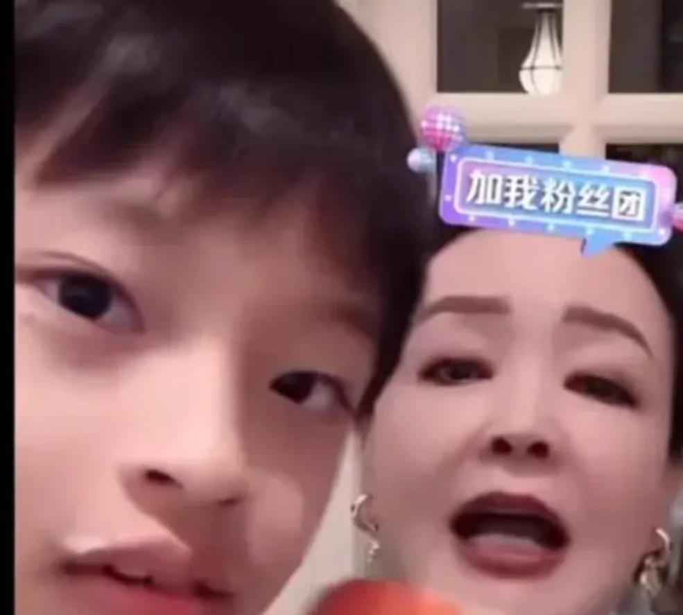 2月13日，看到一则令人惊讶的消息！

霖霖奶奶在直播间介绍产品时，霖霖罕见的伸