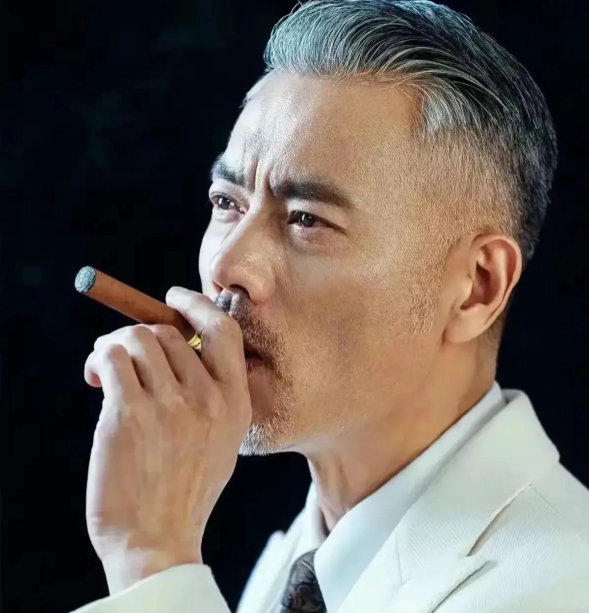 真正聪明的人29个特征：
1. 出门，开10几万的小车。
2. 家里，住300平