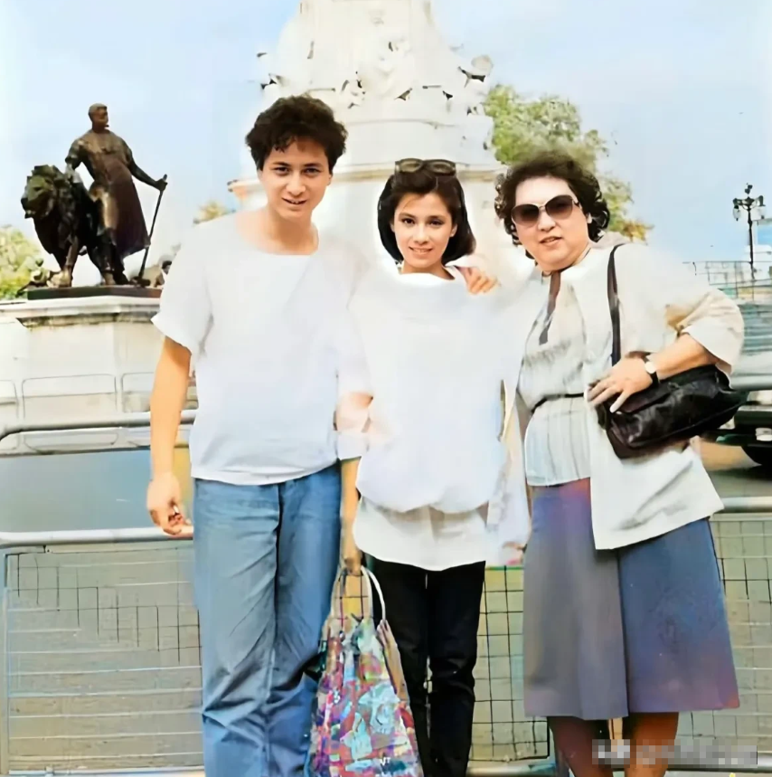 1985年，翁美玲带着男友汤镇业去英国看望家人，和母亲张明如一同出外游玩拍摄的珍