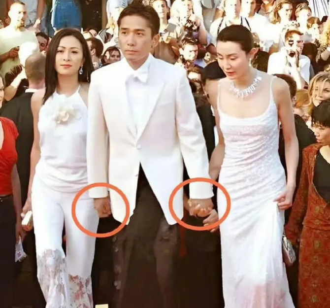 十指相扣的那个才是真爱吧 ！只是爱情是爱情婚姻是婚姻
