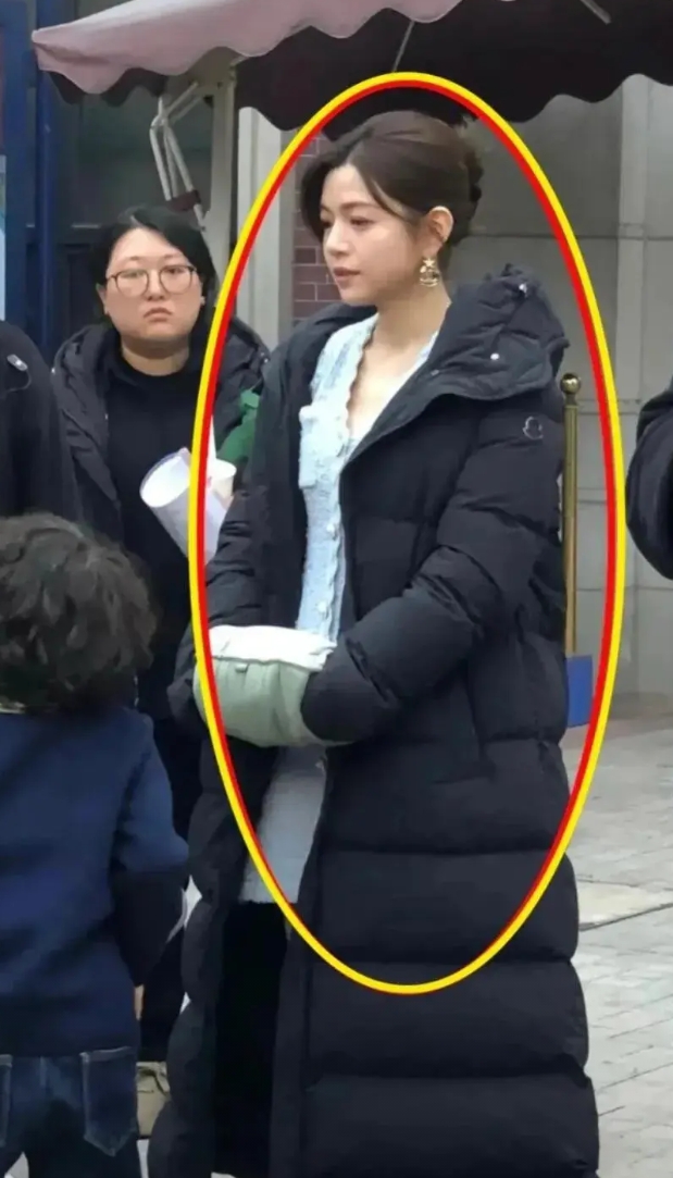 双陈彼此分开了

我翻到了以前保存的照片

陈妍希现实生活中竟然长这样，很难想象