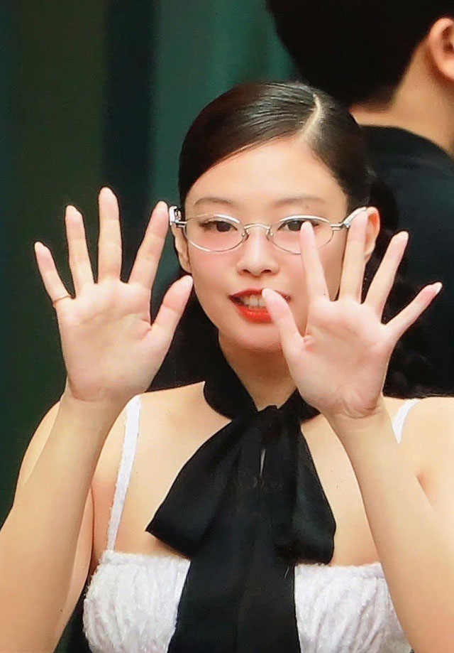 乍一看，那英。再一看，jennie。网友分析，贴头皮偏分+包边眼镜，jen英。该