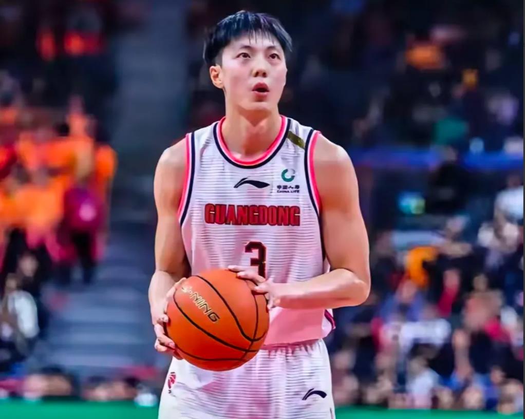 广东与新疆激战，最终以102-95惊险取胜，此役爆出了四大意外亮点：

1. 惊