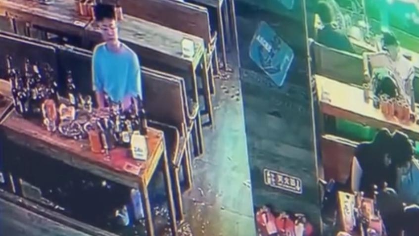 男子喝完酒坐着发呆，女子怀疑被凝视上前质问，突然脚底一滑磕掉门牙