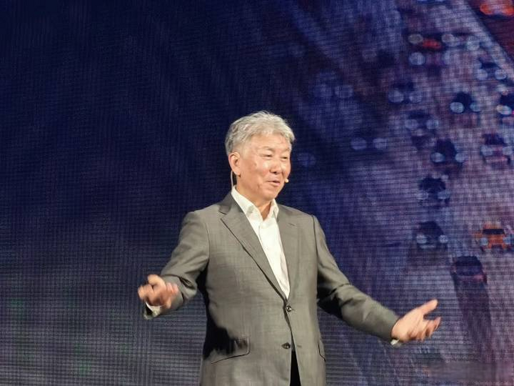 #上市公司问题研究# “软件教父”东软集团董事长刘积仁左手倒右手，造富88位“小