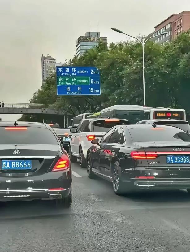 这两台京A的车谁比较牛？