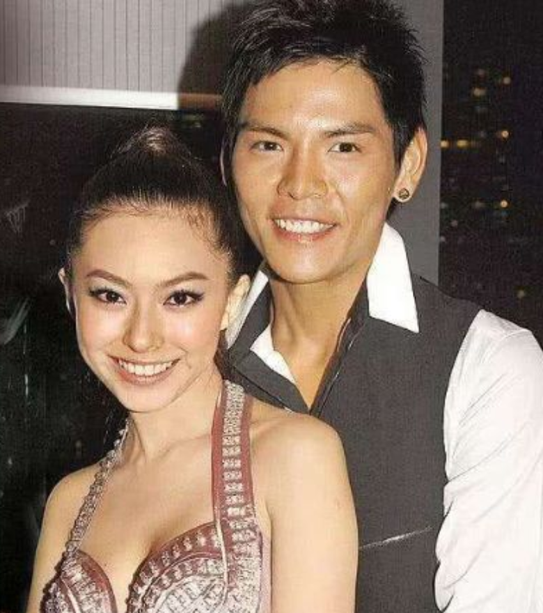 向佐和黄婉佩的故事，那叫一个精彩！
2009 年东京一见钟情，甜蜜同居五年，结果