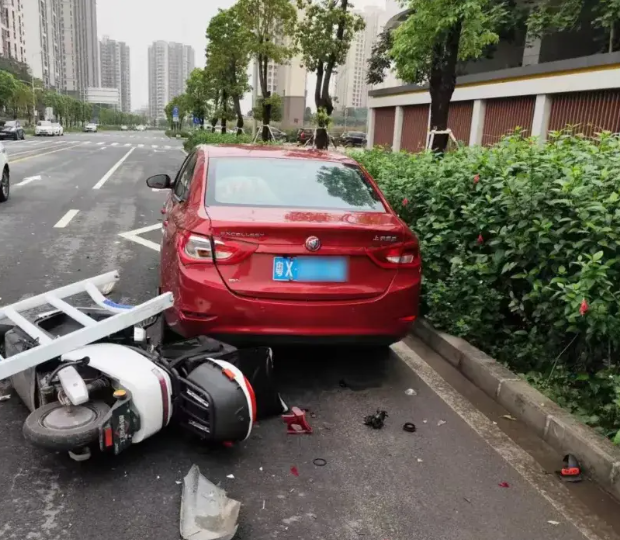 “被耍了？”男子开车发生车祸，需要赔付50万。可当他联系保险公司时，却发现自己买