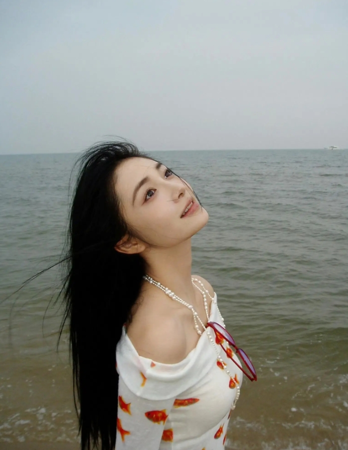 周洁琼海边照