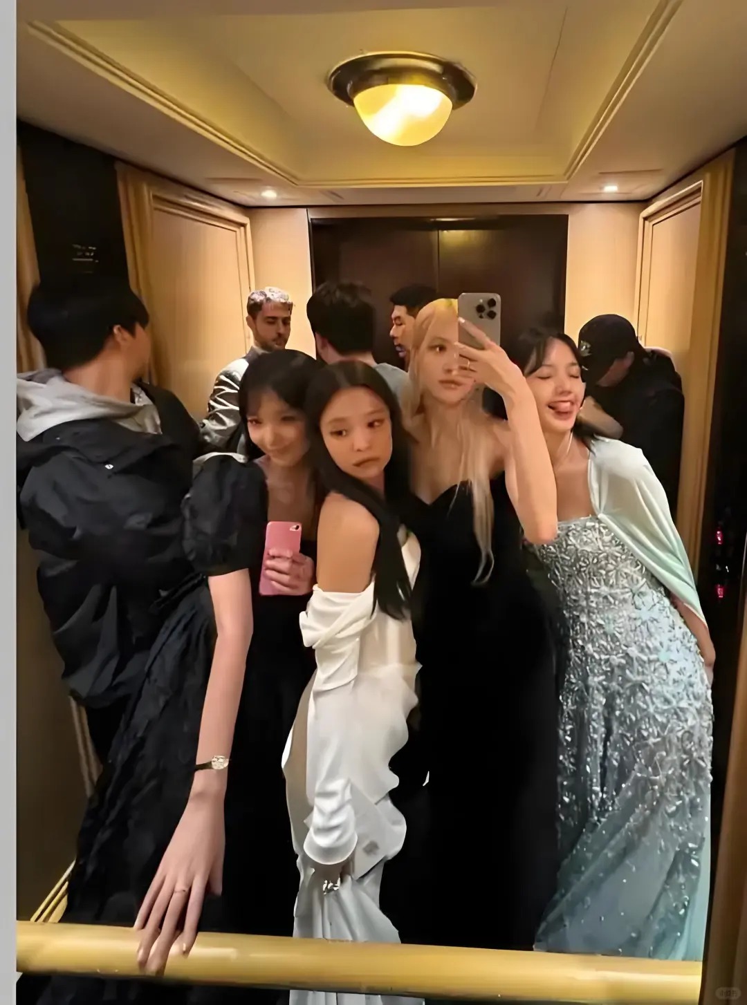 Lisa与三公子感情稳定，结婚却遥遥无期
近日，知名艺人Lisa再次被媒体拍到与