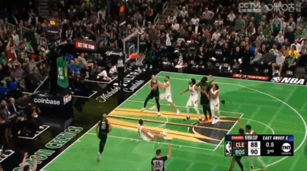 霸气的塔图姆，让你前面不给我2+1，我直接来一个五佳球。
塔图姆这收尾的三分球太