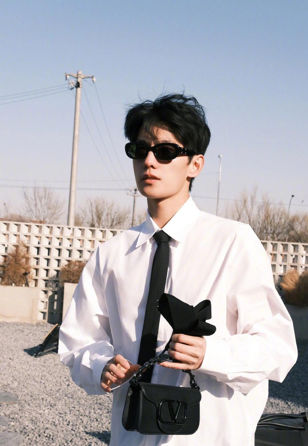 杨洋：帅在骨相，风度自成