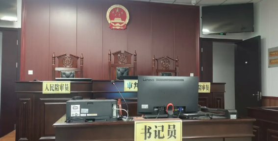 一个当法官的同学说，他们法院打算召开迎春晚会，要求干警积极报名参加。她办案办得腰