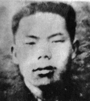 1952年，志愿军战士倪祥明睡不着出去巡逻，突然他听见山下传出一阵铁器的叮当声，