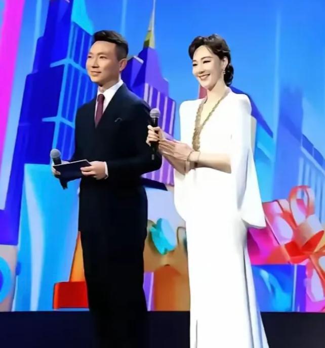 中央台的黄金搭档。
王冠的样貌在中央台能排第二，没人能排第一！
就单看她这身穿搭