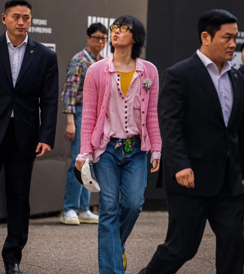 原来这就是火爆亚洲的权志龙啊，
当初黄晓明为了讨杨颖的欢心，
模仿权志龙在台上跳