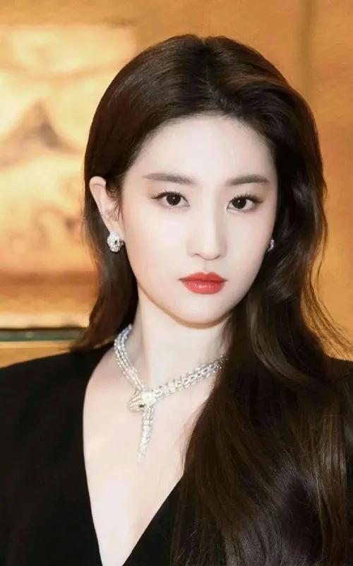 #哪位女星最漂亮# 关于哪位女明星最漂亮，这是一个非常主观的问题，不同人有不同的