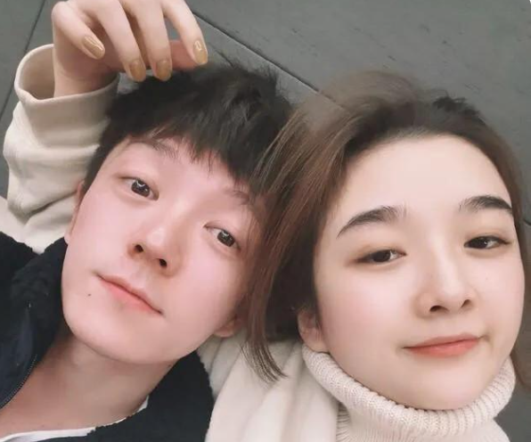 王栎鑫 17 岁怀揣 1000 元，凭对音乐的热爱参加《快乐男声》，广州赛区夺冠