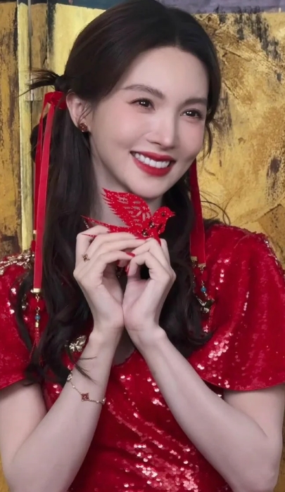 金晨的美，是五官的精妙雕琢，杏眼含情，鼻梁挺直，气质清冷又灵动，身材更是修长曼妙