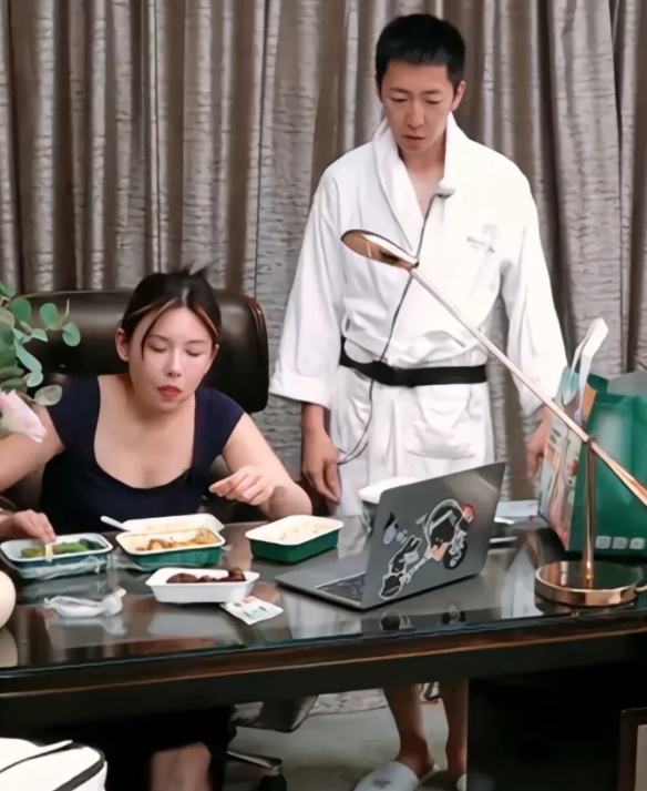 网友在民政局偶遇留几手排队，
旁边的人捂的严严实实应该是葛夕，
他们不会是冷静期