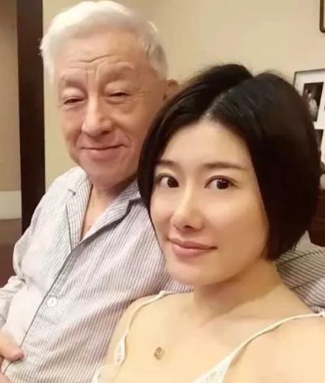 曹兴诚在参加某活动前的记者会上，针对最近的出轨照事件作出回应。他直指这是对岸某些
