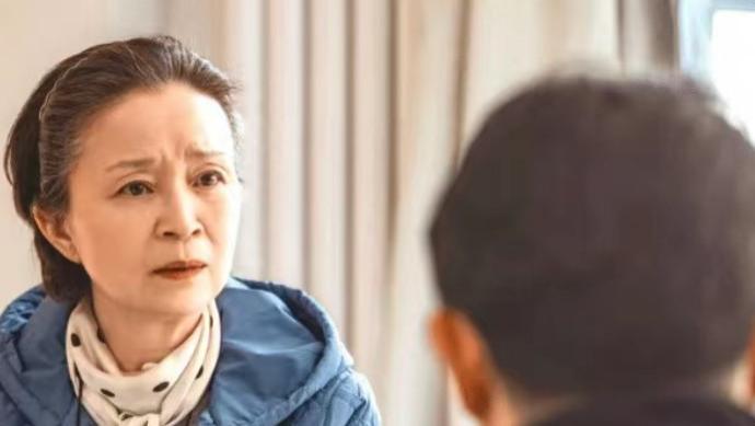 76岁父亲穿红色寿衣坐门口，邻居连打十几个电话提醒，我连夜赶回家，他一句话我泪流满面