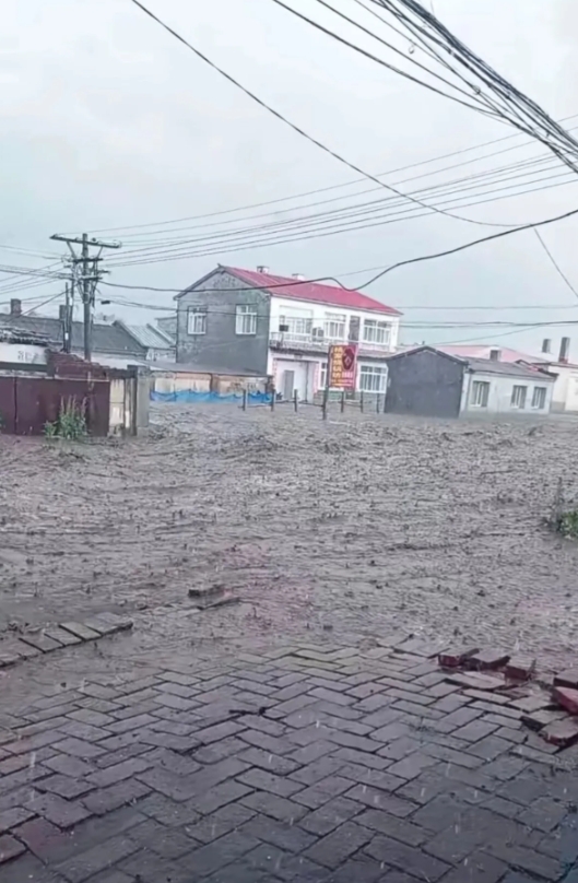 龙岩暴雨致一楼商铺被淹，村民：几十年未见如此大水
南方地带持续暴雨降临，福建省龙