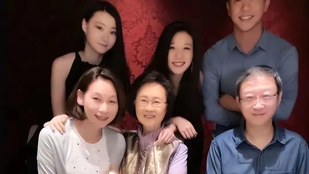 平鑫涛子女拒绝为琼瑶发文悼念的真相找到了，只因她儿媳这一举动