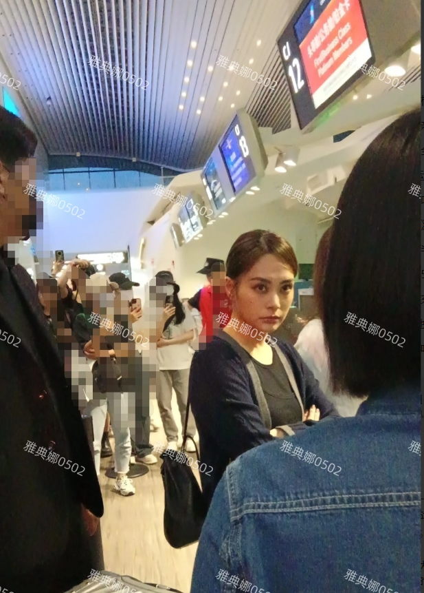 机场偶遇阿娇，本人不是甜妹，挺挺拽的！
她个子不高小小一只身材很虐，但长得特别好