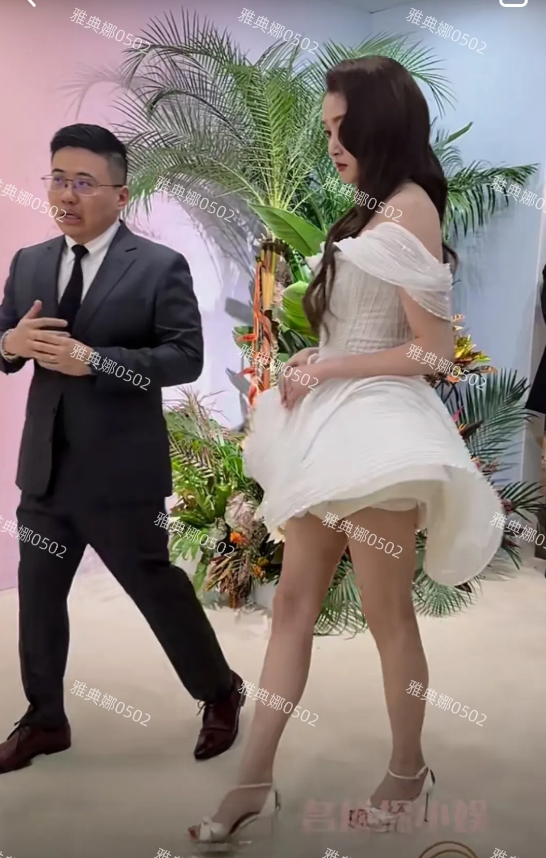 关晓彤本人好高好壮，像个女装大佬!
她的造型除了露腿也没啥新花样了，她确实个高腿