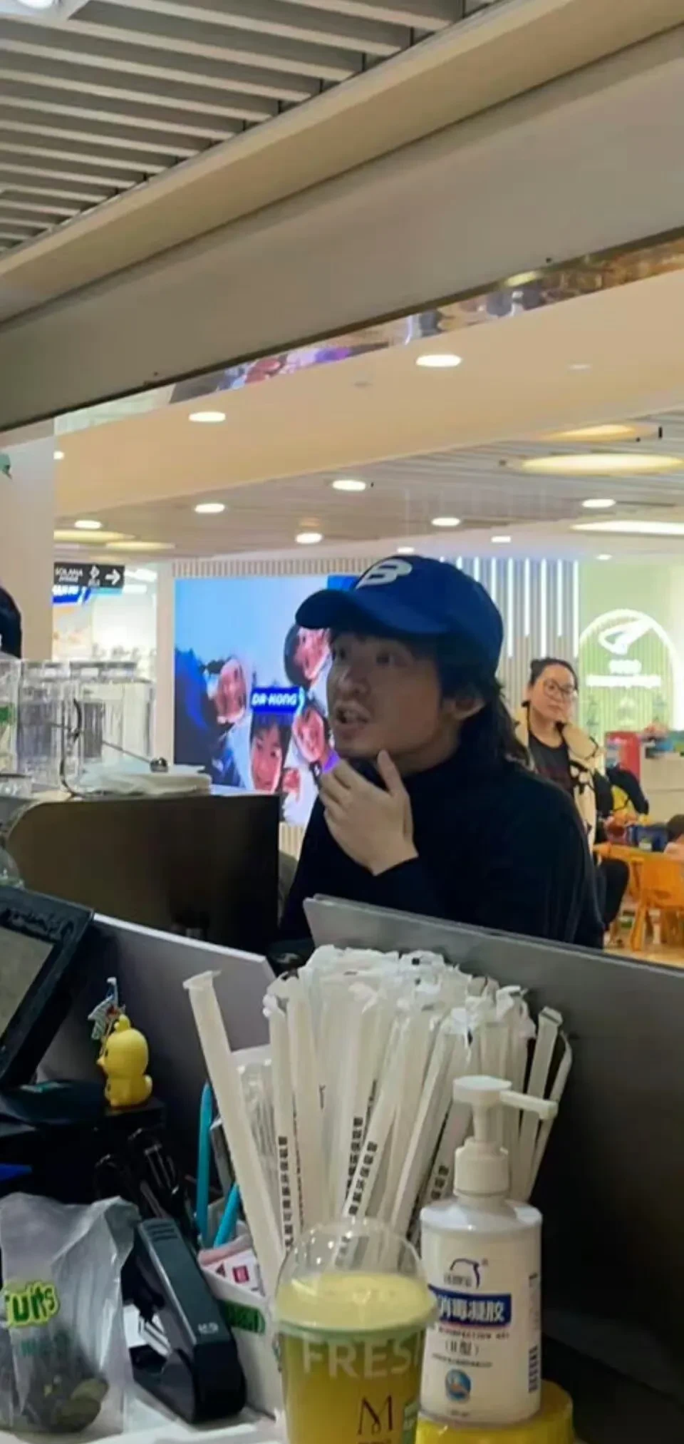 董子健被偶遇带女儿逛街，比起开始新恋情的孙怡他看着好沧桑憔悴