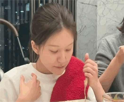 泪目！赵露思病后首曝近况，憔悴却坚强
